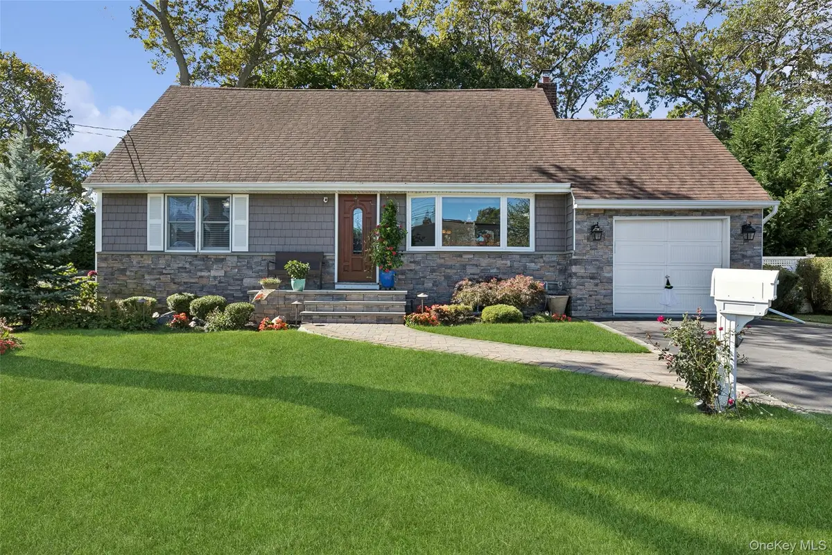 320 W 11th Street, Deer Park, NY 11729 - #1