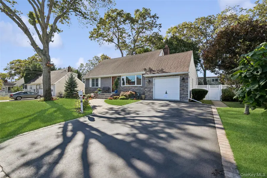 320 W 11th Street, Deer Park, NY 11729 - #2