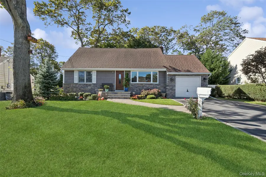 320 W 11th Street, Deer Park, NY 11729 - #3