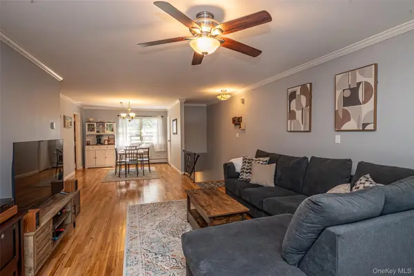 2319 Wilshire Lane #B19, Oakdale, NY 11769