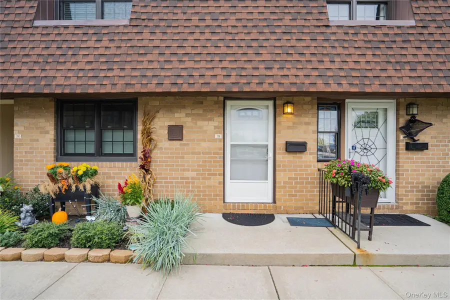 211 Mariners Way, Copiague, NY 11726 - Image #2