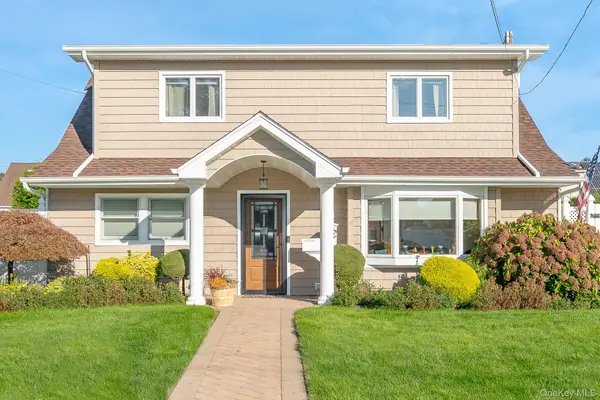 3 Roxbury Lane, Massapequa, NY 11758