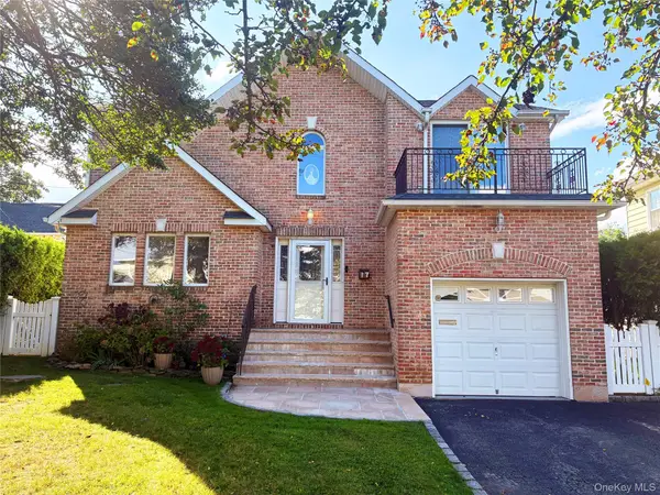 17 Highland Terrace, Manhasset, NY 11030
