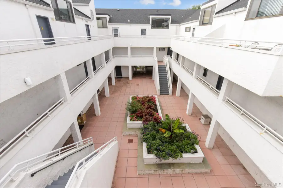 21 Canterbury #17, Great Neck, NY 11021 - Image #2