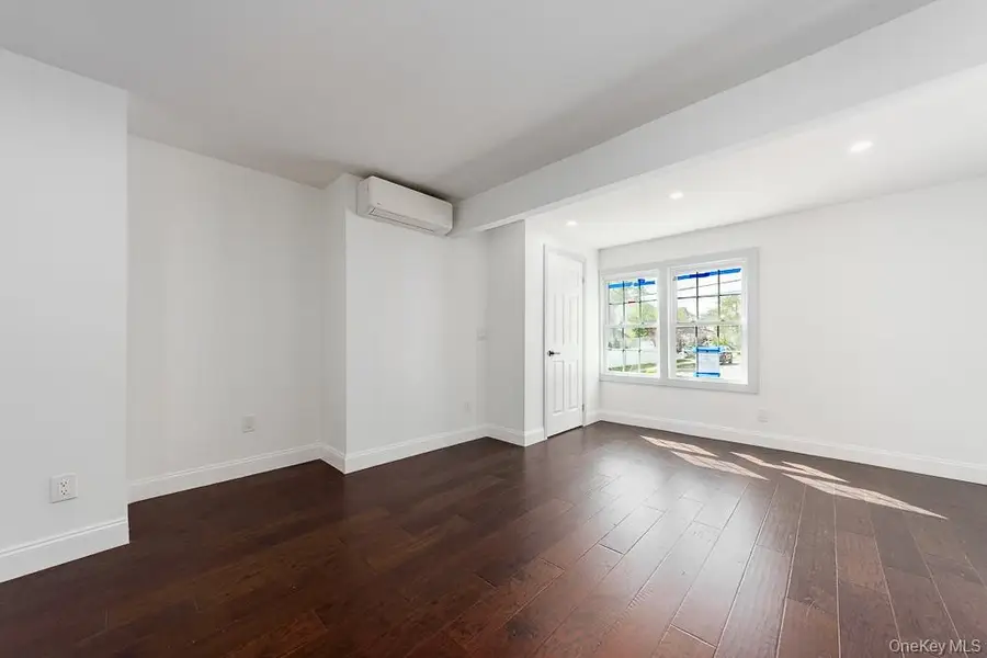 129 Cochran Place, Valley Stream, NY 11581 - Image #3