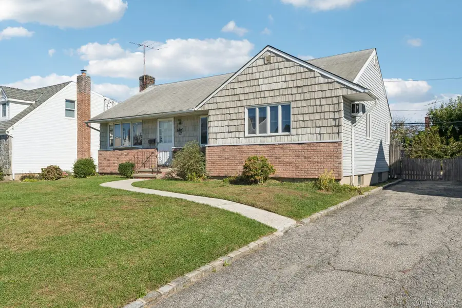 17 Whitman Avenue, Syosset, NY 11791 - Image #2