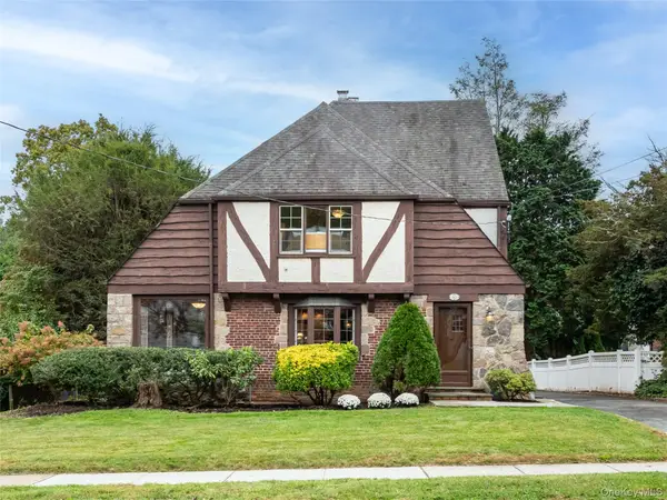 90 Gaynor Avenue, Manhasset, NY 11030