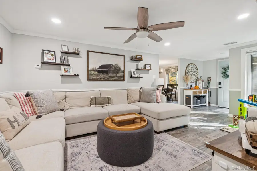 312 Clubhouse Court, Coram, NY 11727 - Image #3