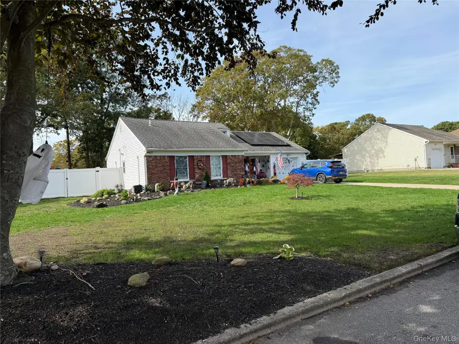 56 Glenmere Lane, Coram, NY 11727 - Image #3