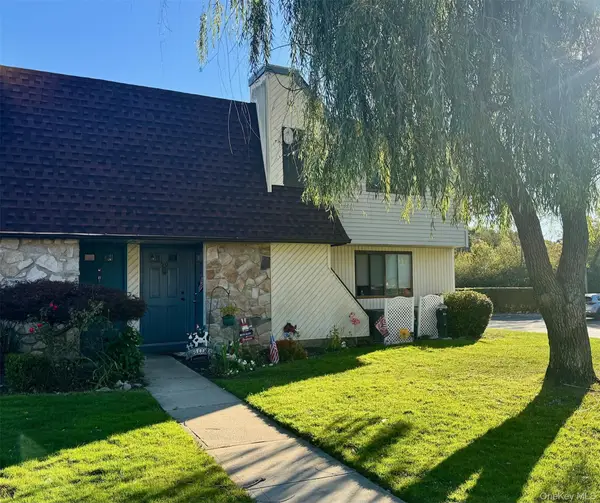 49 Pointe Circle S #49, Coram, NY 11727