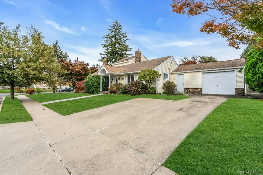 4 Greenway Drive, Syosset, NY 11791 - Image #2