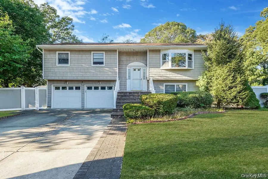 4 Zoe Court, Bay Shore, NY 11706 - Image #2