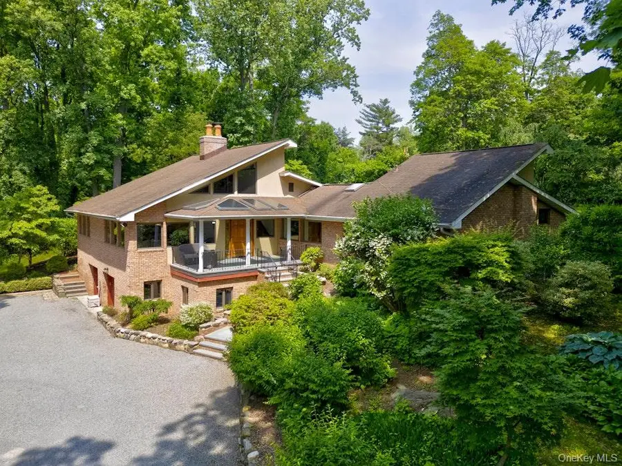 4 Sloanes Court, Sands Point, NY 11050 - Image #2