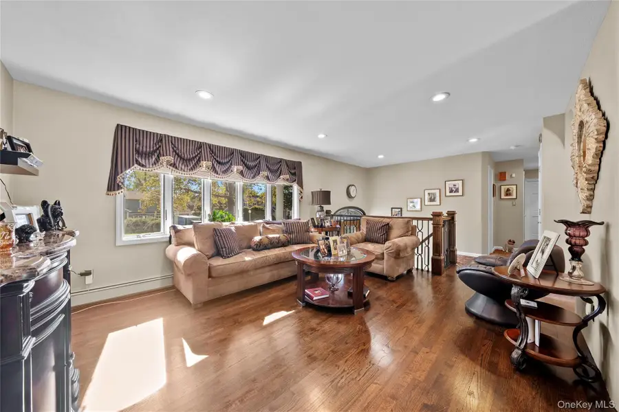 40 Stonywood Road, Commack, NY 11725 - Image #3