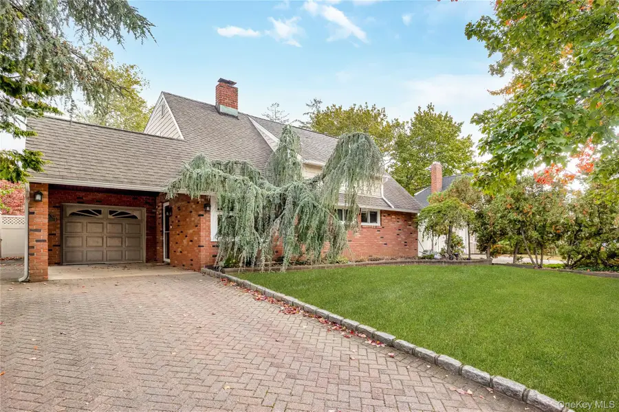 37 Angle Lane, Hicksville, NY 11801 - Image #2