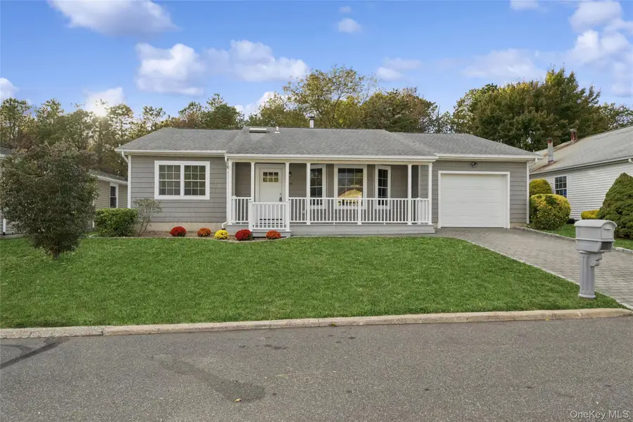 99 Village Circle W, Manorville, NY 11949 - Image #3
