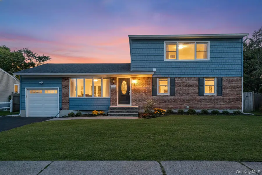 120 Cherry Drive W, Plainview, NY 11803 - Image #3