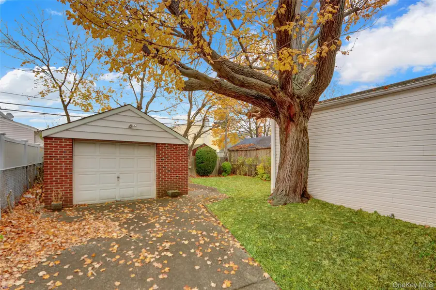 8125 258th Street, Floral Park, NY 11004 - Image #2