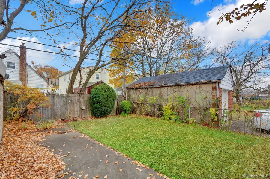 8125 258th Street, Floral Park, NY 11004 - Image #3