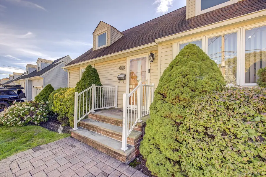 35 Jackson Avenue, Bethpage, NY 11714 - Image #2