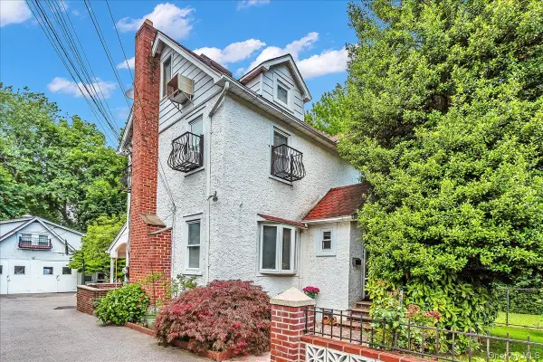 21 Hayden Avenue, Great Neck, NY 11024