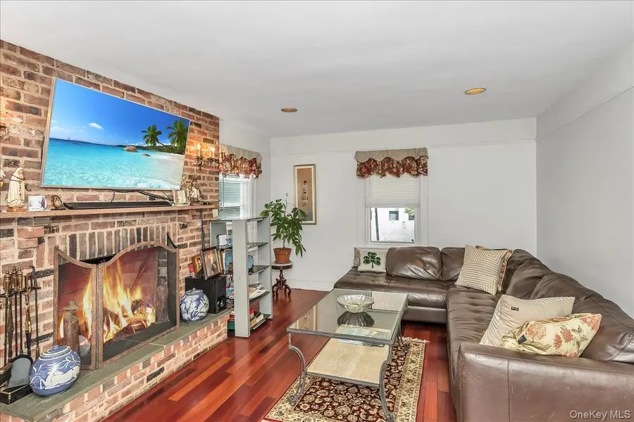 21 Hayden Avenue, Great Neck, NY 11024 - Image #2