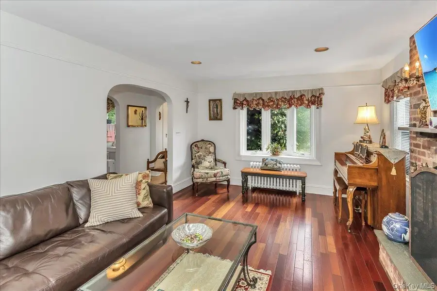 21 Hayden Avenue, Great Neck, NY 11024 - Image #3