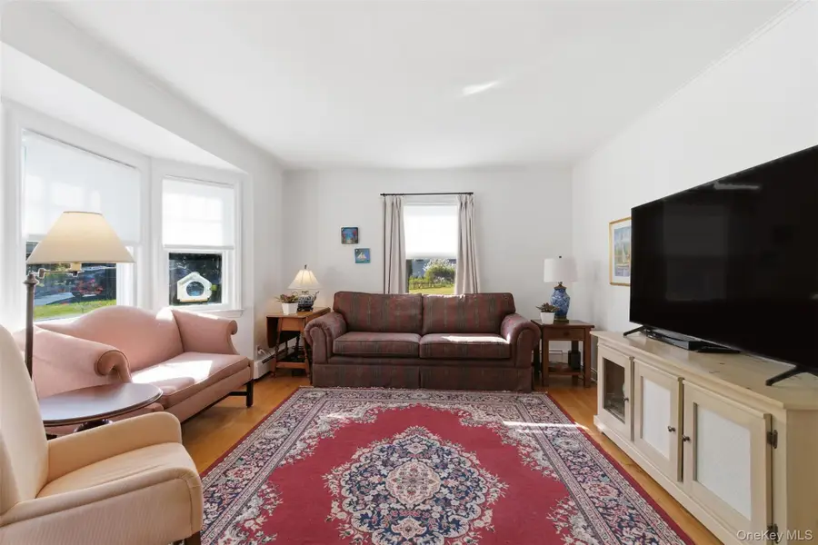 39 Lewis Court, Huntington Station, NY 11746 - Image #3