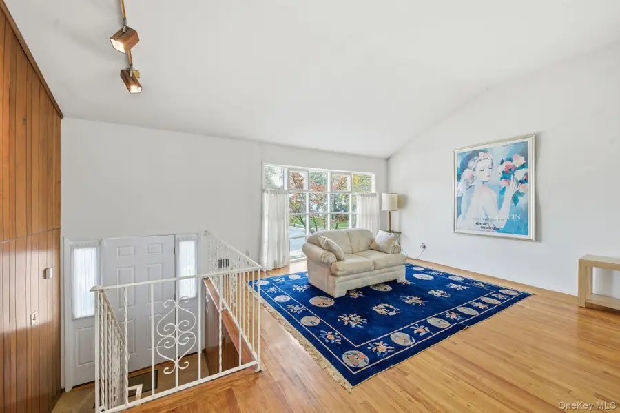 18 Dunhill Road, Manhasset Hills, NY 11040 - Image #3