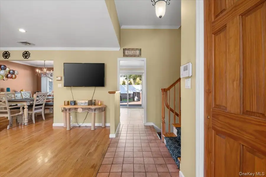 21 Eleanor Road, Plainview, NY 11803 - Image #2