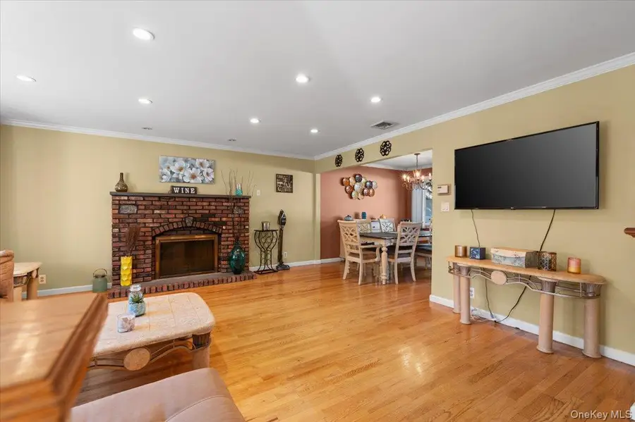 21 Eleanor Road, Plainview, NY 11803 - Image #3