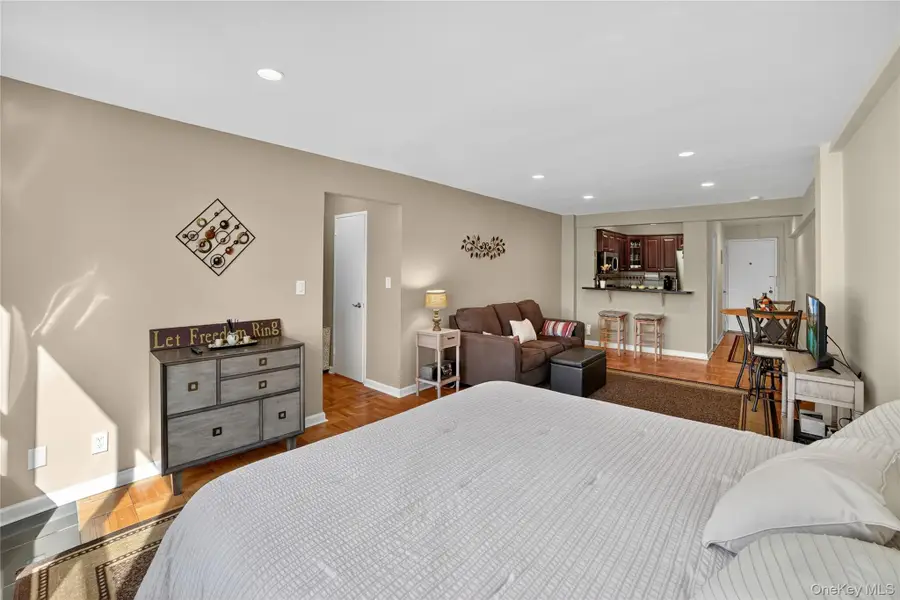 10 Old Mamaroneck Road #4K, White Plains, NY 10605 - Image #3