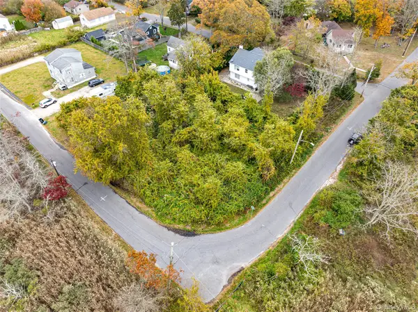 W Riviera Road, Mastic Beach, NY 11951