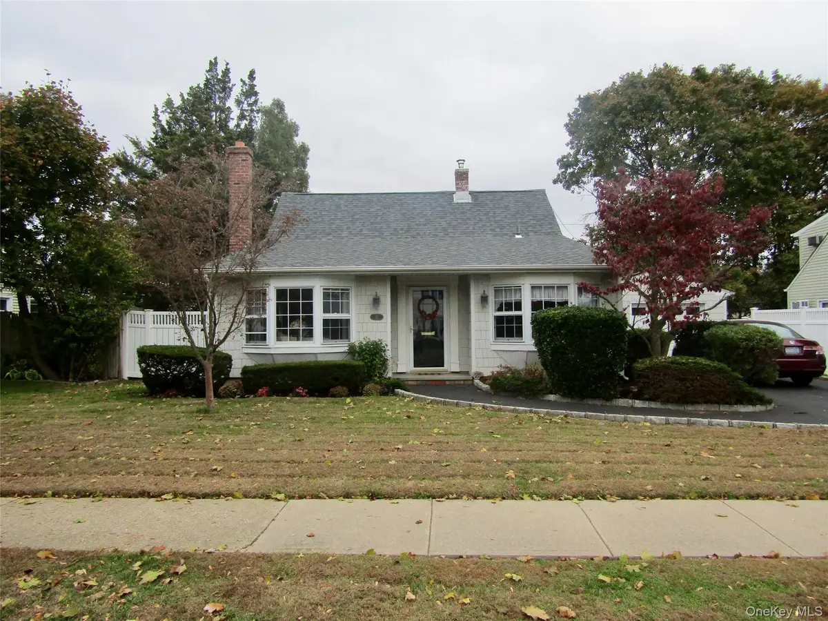 25 Pinetree Lane, Levittown, NY 11756 - Image #1