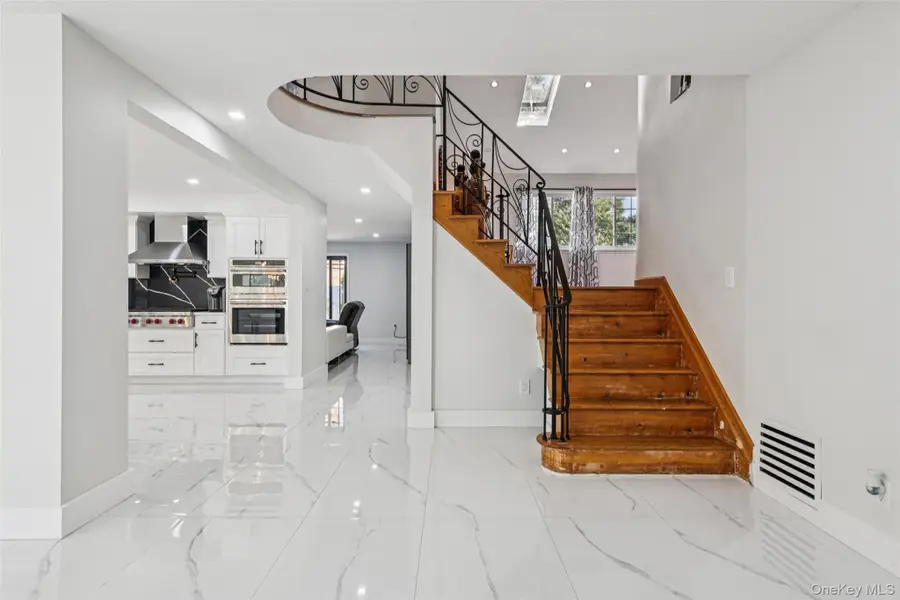 5 Valley Lane W, North Woodmere, NY 11581 - Image #2