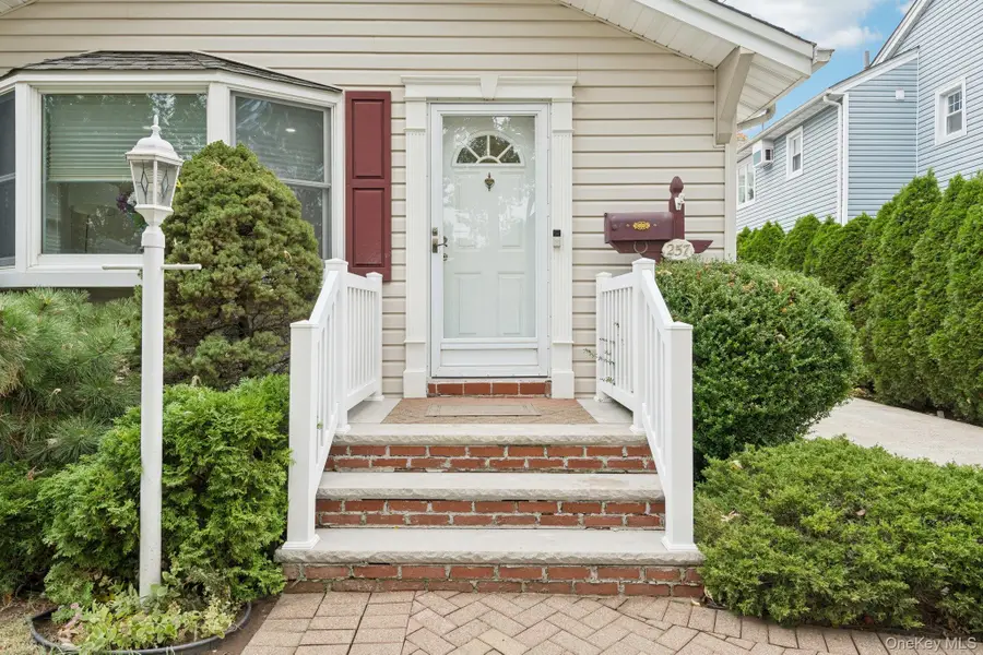 257 Bryant Avenue, Floral Park, NY 11001 - Image #3