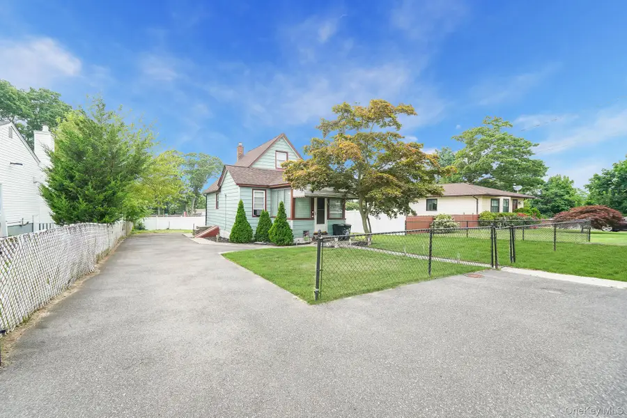 22 Highview Drive, Selden, NY 11784 - Image #2