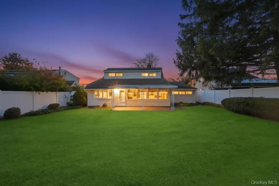 51 Fireplace Lane, Hicksville, NY 11801 - Image #3