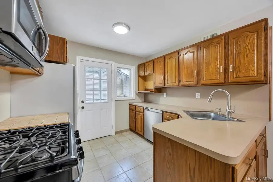 30 Andover Lane, Hicksville, NY 11801 - Image #3