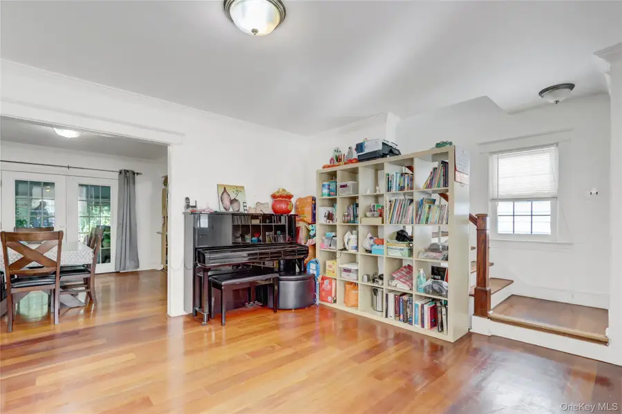 6 Walnut Place, Great Neck, NY 11021 - Image #3