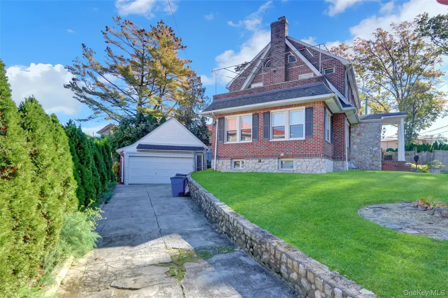 51-27 Browvale Lane, Little Neck, NY 11362 - Image #2