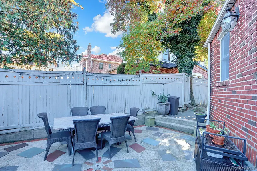 51-27 Browvale Lane, Little Neck, NY 11362 - Image #3