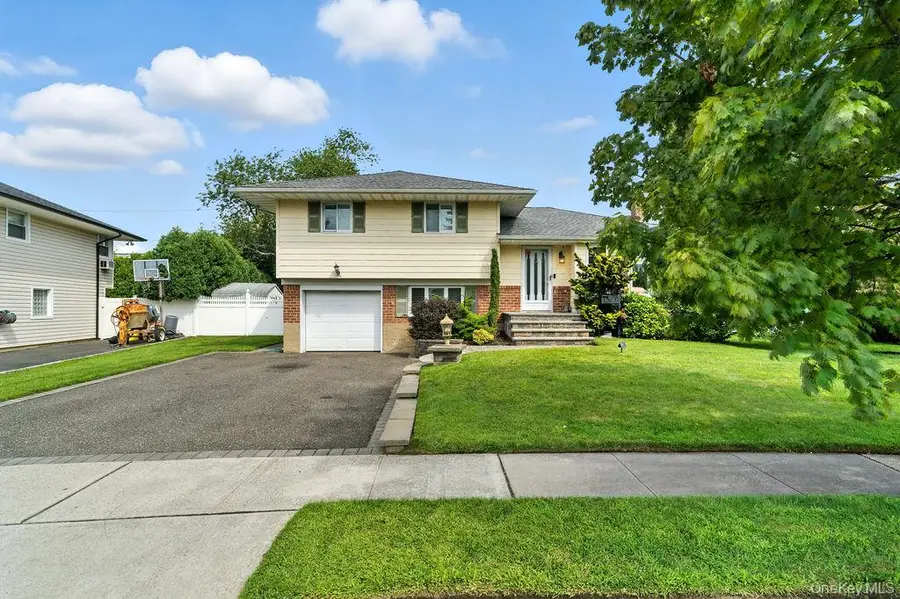 21 Macarthur Avenue, Plainview, NY 11803 - Image #2