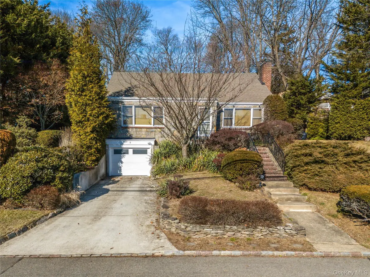 5 Hillside Avenue, Roslyn, NY 11576 - Image #1