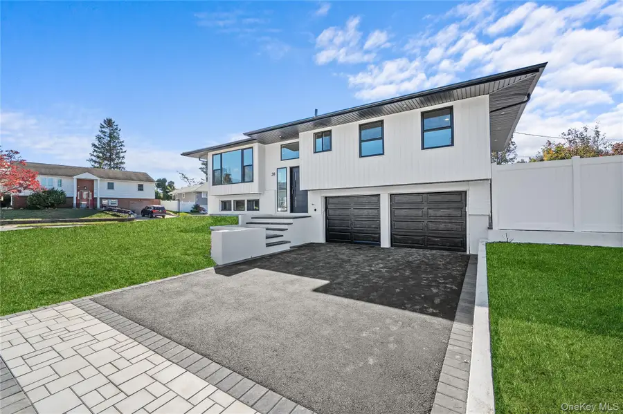 20 Briarwood Lane, Plainview, NY 11803 - Image #2