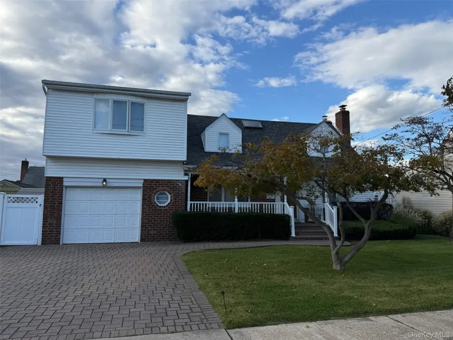 198 Guildford Court, West Hempstead, NY 11552 - Image #2