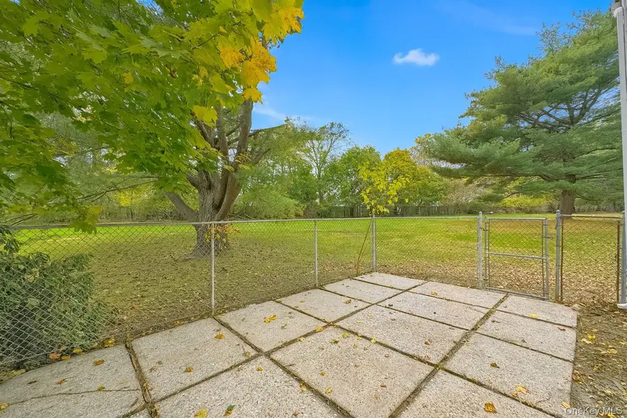 6 Petersburg Court, Coram, NY 11727 - Image #2