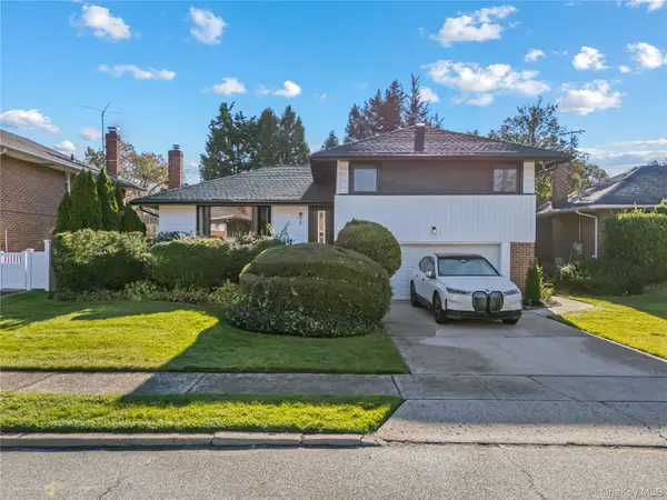 5 Orient Court, Westbury, NY 11590