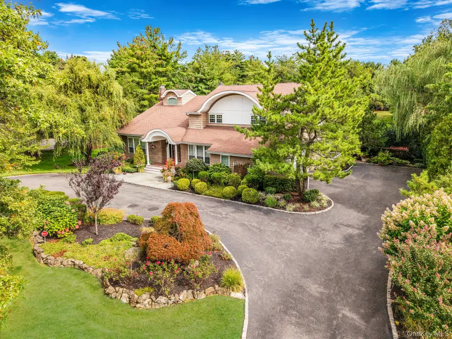 43 Cabriolet Lane, Melville, NY 11747 - Image #2