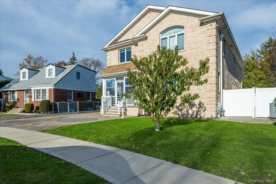 19 8th Street, Hicksville, NY 11801 - Image #3